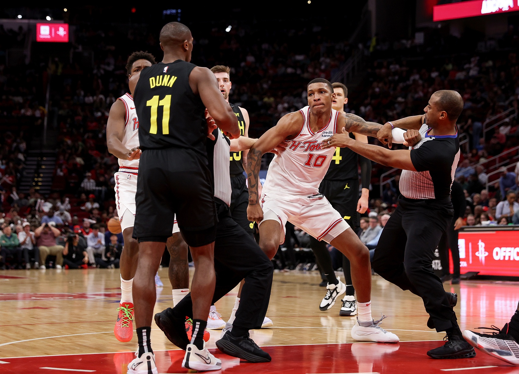 邓恩和小史密斯打架NBA官方：前者出拳禁赛两场&后者一场